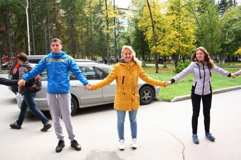Новосибирские студенты обняли свои университеты 6.jpg